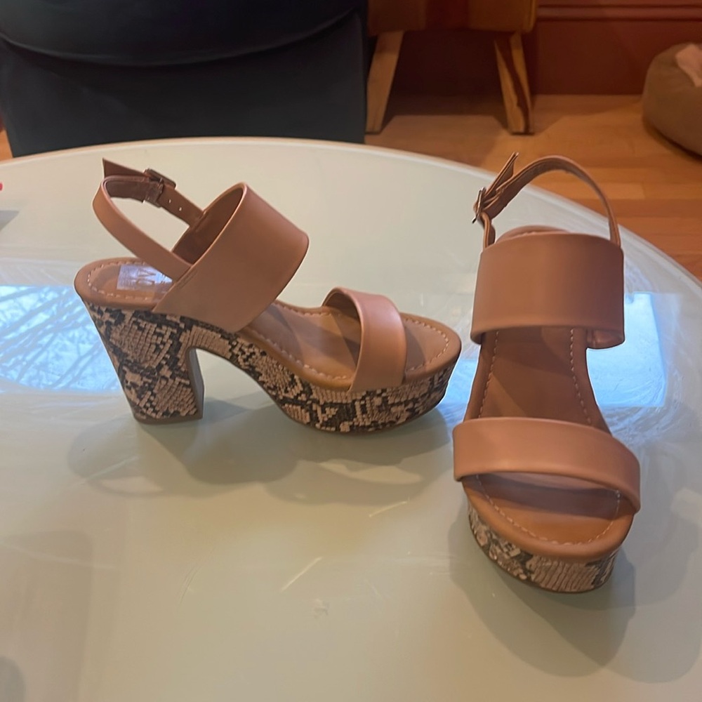 DV platform sandals